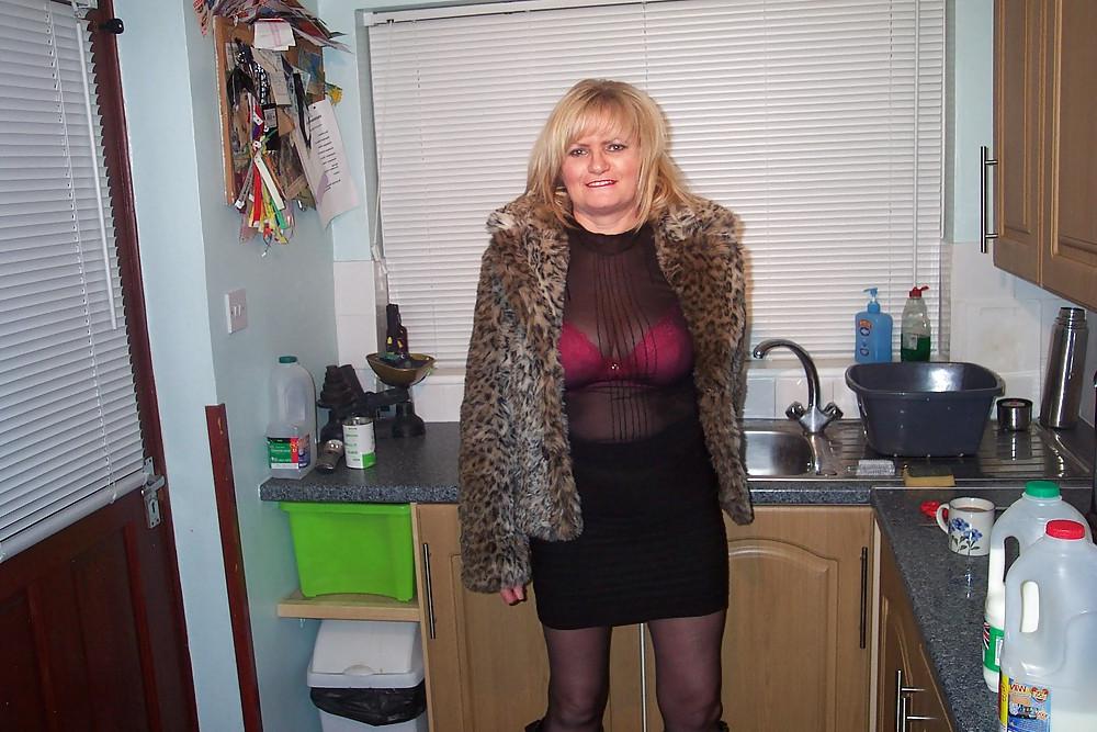 25P Reiche Witwe aus MTK in Black Dress Black Stockings