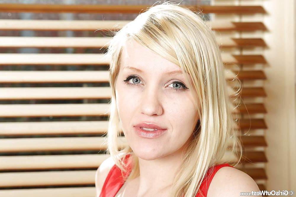 16P Pretty amateur blond babe with blue eyes