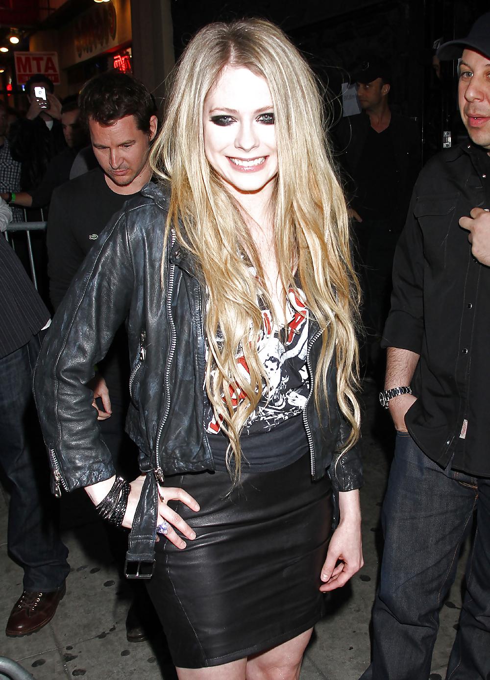 23P Avril Ramona Lavigne - A Fuckable Beauty