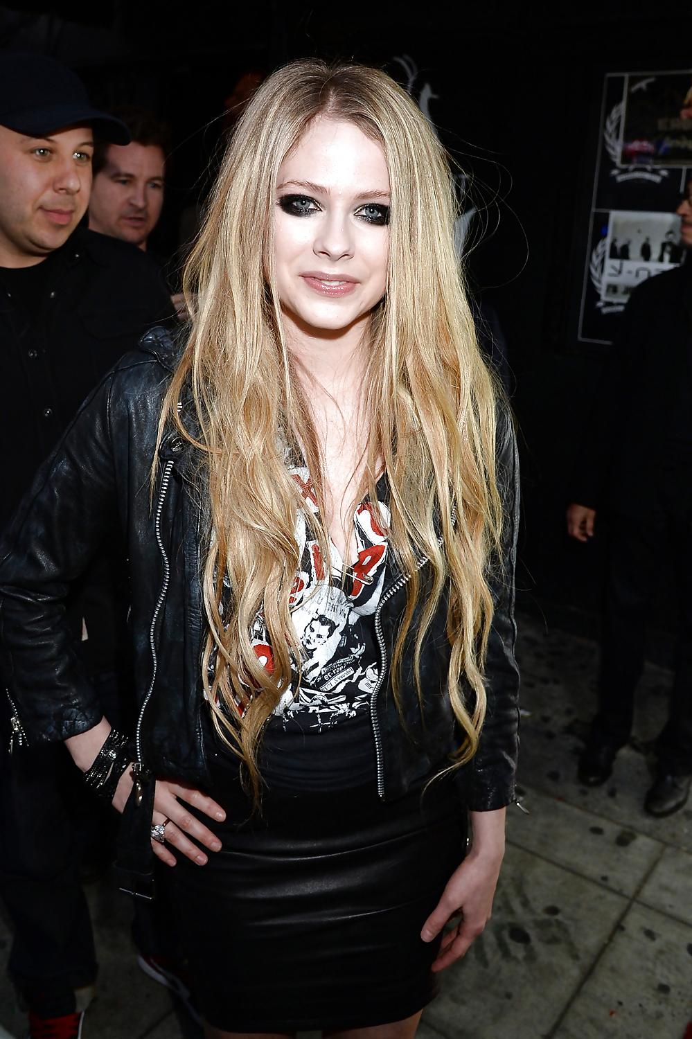 23P Avril Ramona Lavigne - A Fuckable Beauty