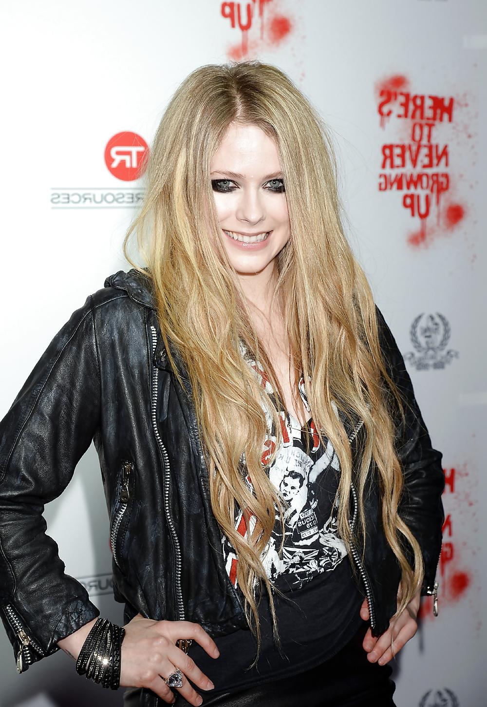 23P Avril Ramona Lavigne - A Fuckable Beauty