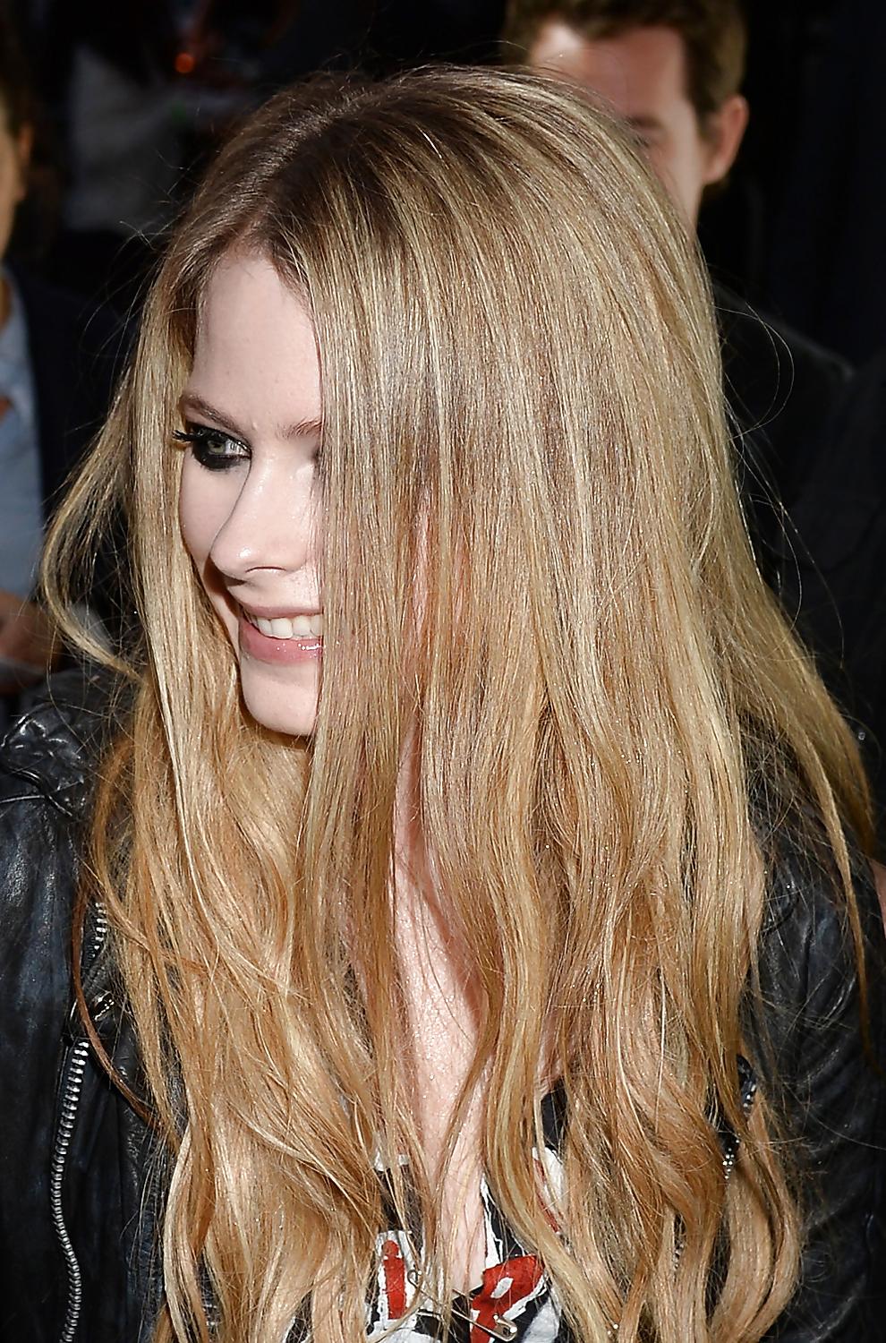 23P Avril Ramona Lavigne - A Fuckable Beauty