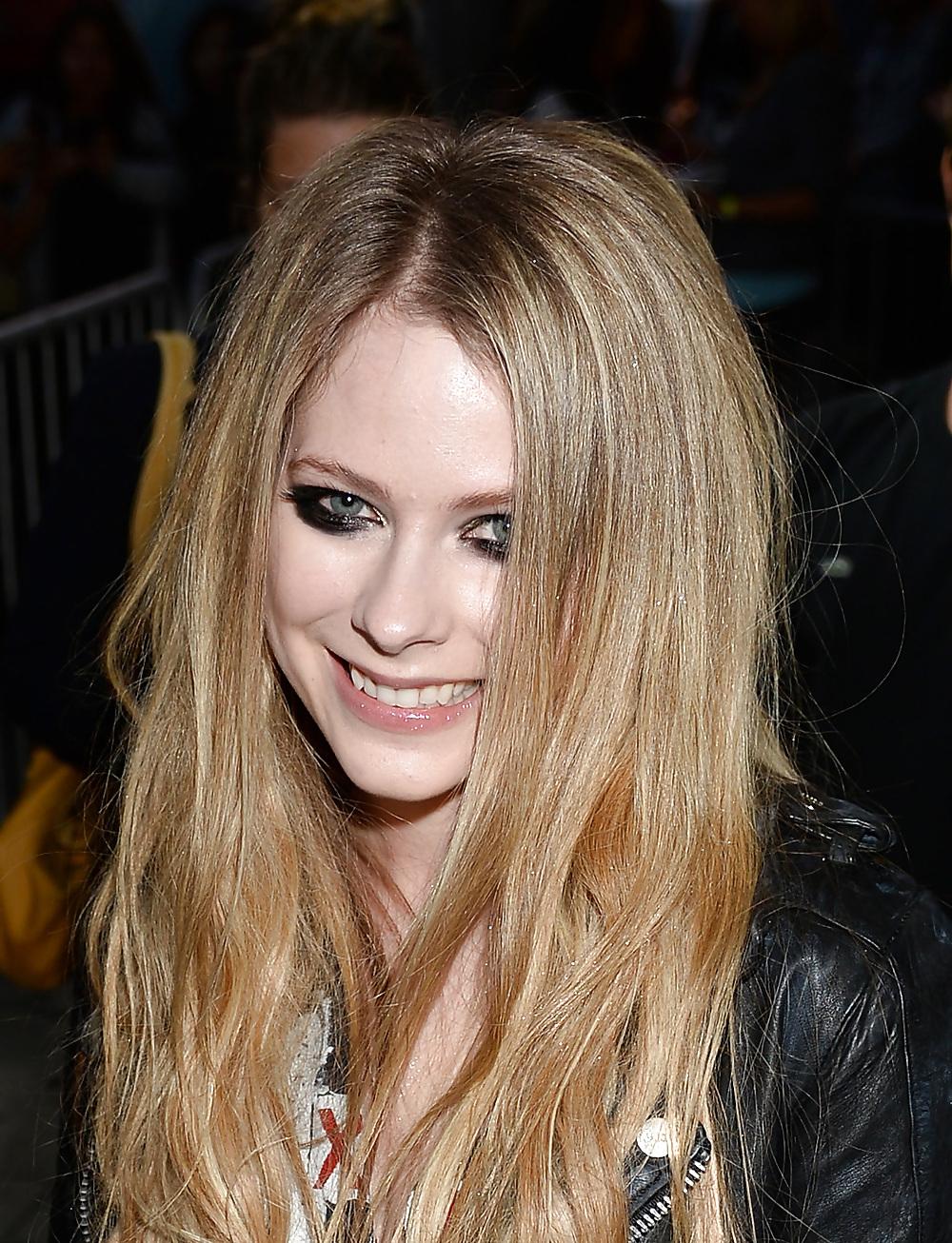 23P Avril Ramona Lavigne - A Fuckable Beauty