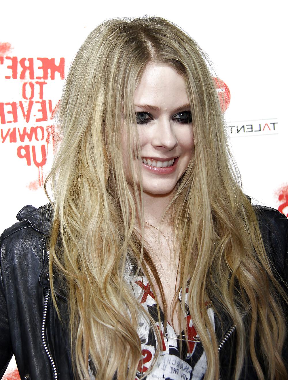 23P Avril Ramona Lavigne - A Fuckable Beauty