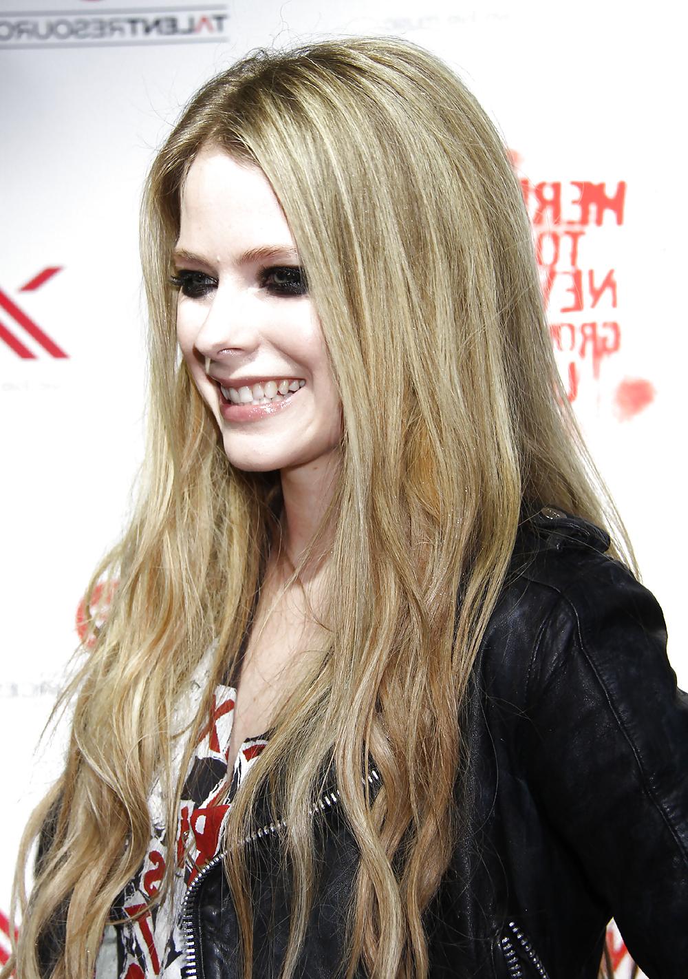 23P Avril Ramona Lavigne - A Fuckable Beauty