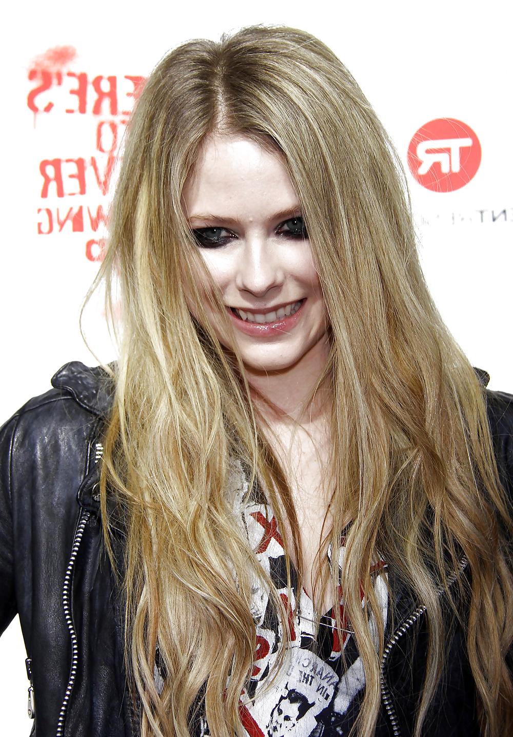 23P Avril Ramona Lavigne - A Fuckable Beauty