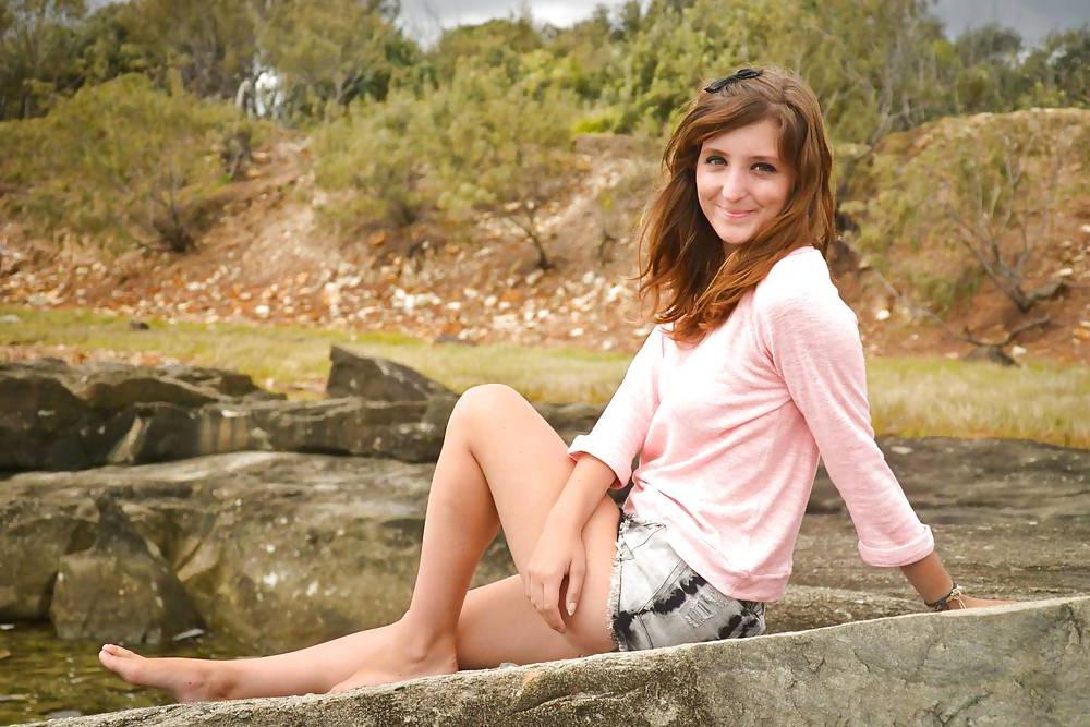 25P French bloggers Mode with sexy legs 11