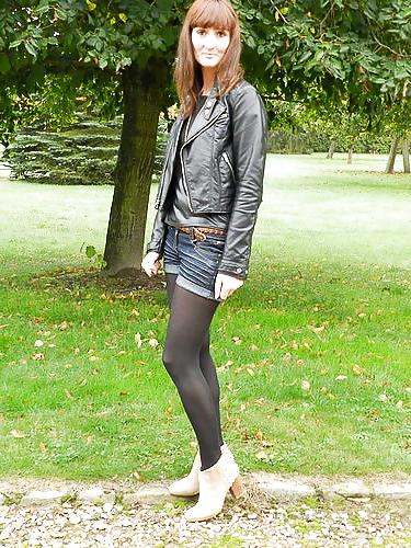 25P French bloggers Mode with sexy legs 17