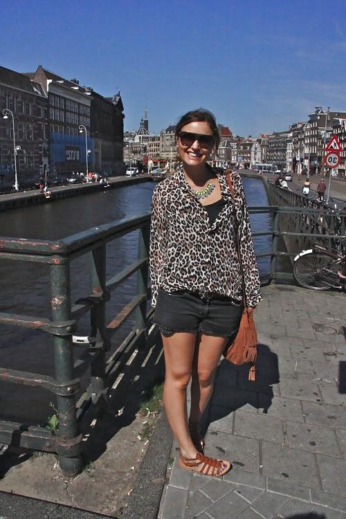 25P French bloggers Mode with sexy legs 17
