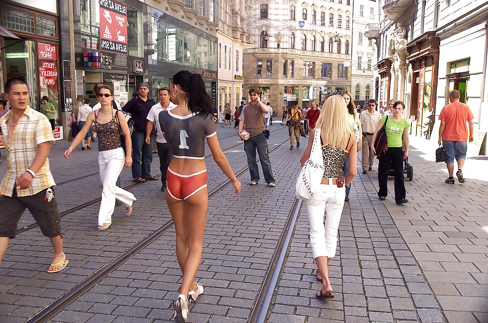 12P Körperbemalung eines Mädchens in der Innenstadt