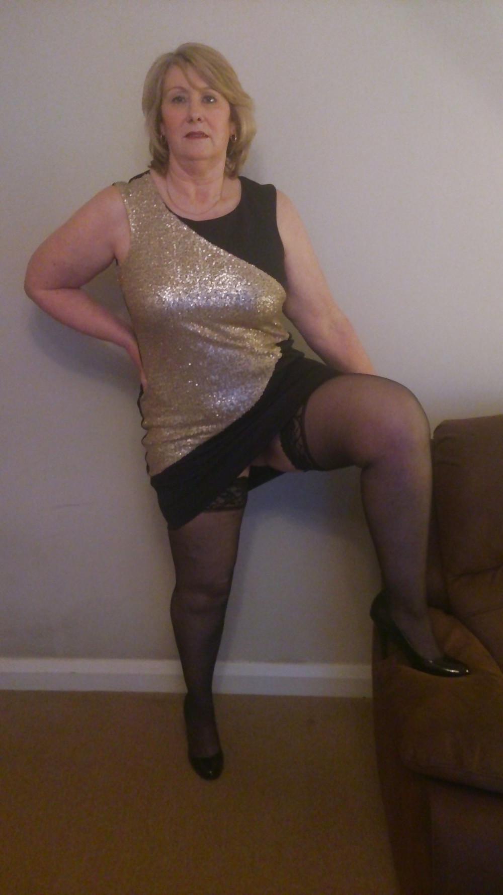 25P Mature milf dress strip