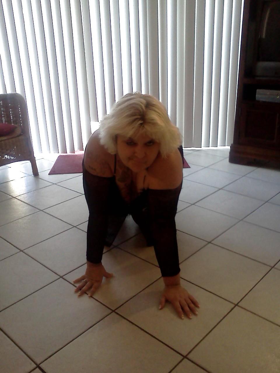 25P Naughty milf wife likes to dress slutty ..