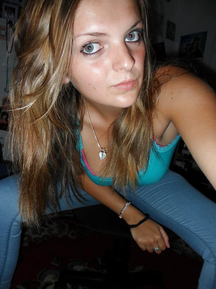 25P BUSTY TEEN IN LOVE WITH HER TITS