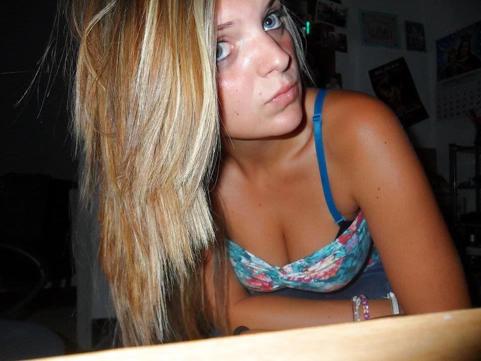 25P BUSTY TEEN IN LOVE WITH HER TITS