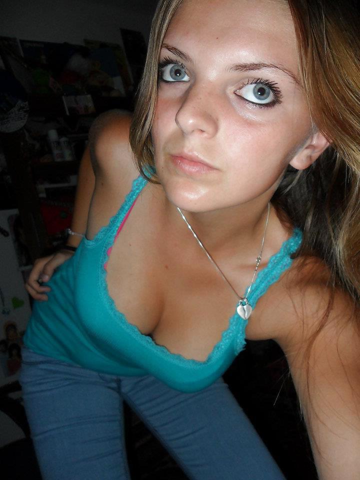 25P BUSTY TEEN IN LOVE WITH HER TITS