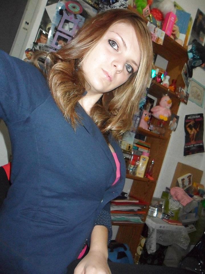 25P BUSTY TEEN IN LOVE WITH HER TITS