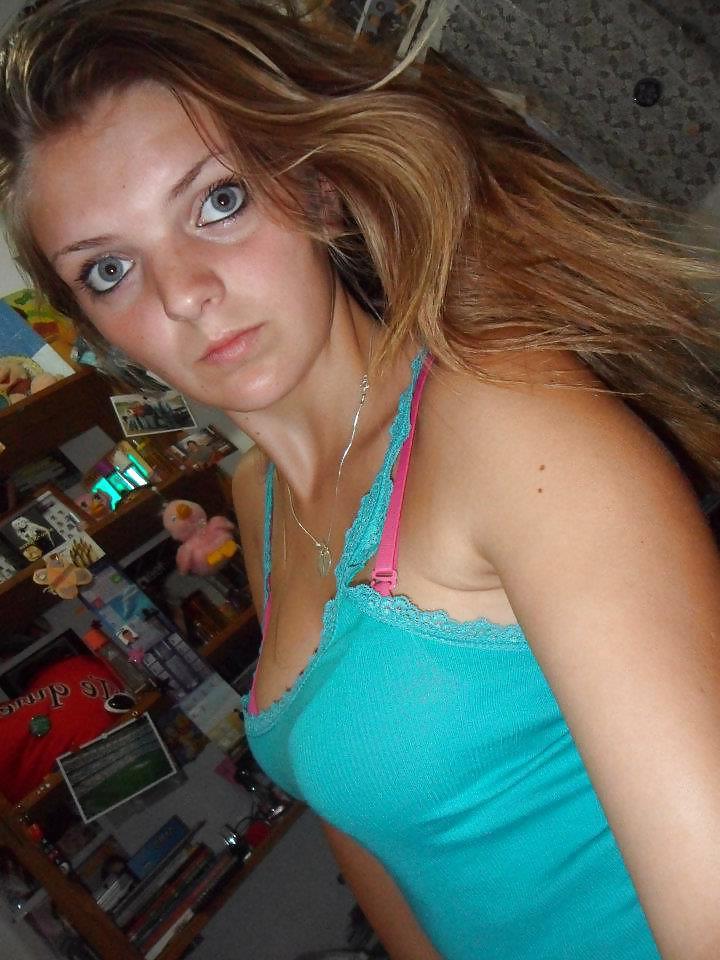 25P BUSTY TEEN IN LOVE WITH HER TITS