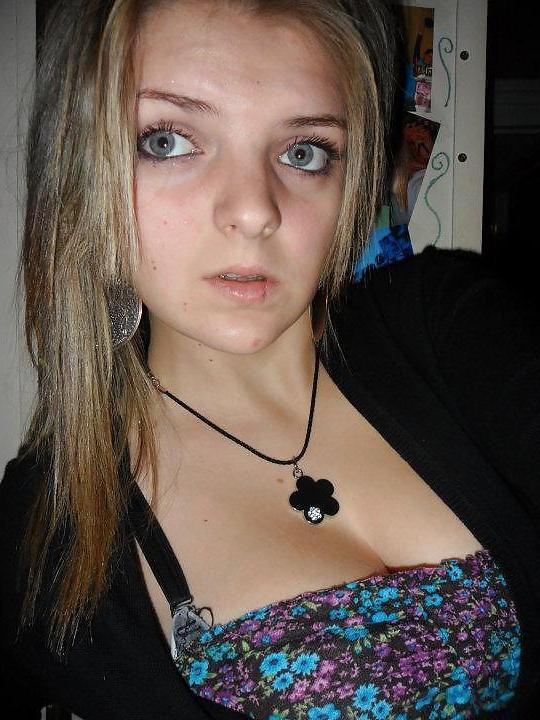 25P BUSTY TEEN IN LOVE WITH HER TITS