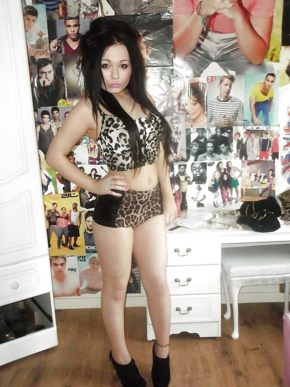 25P Sluts in little hotpants! 5