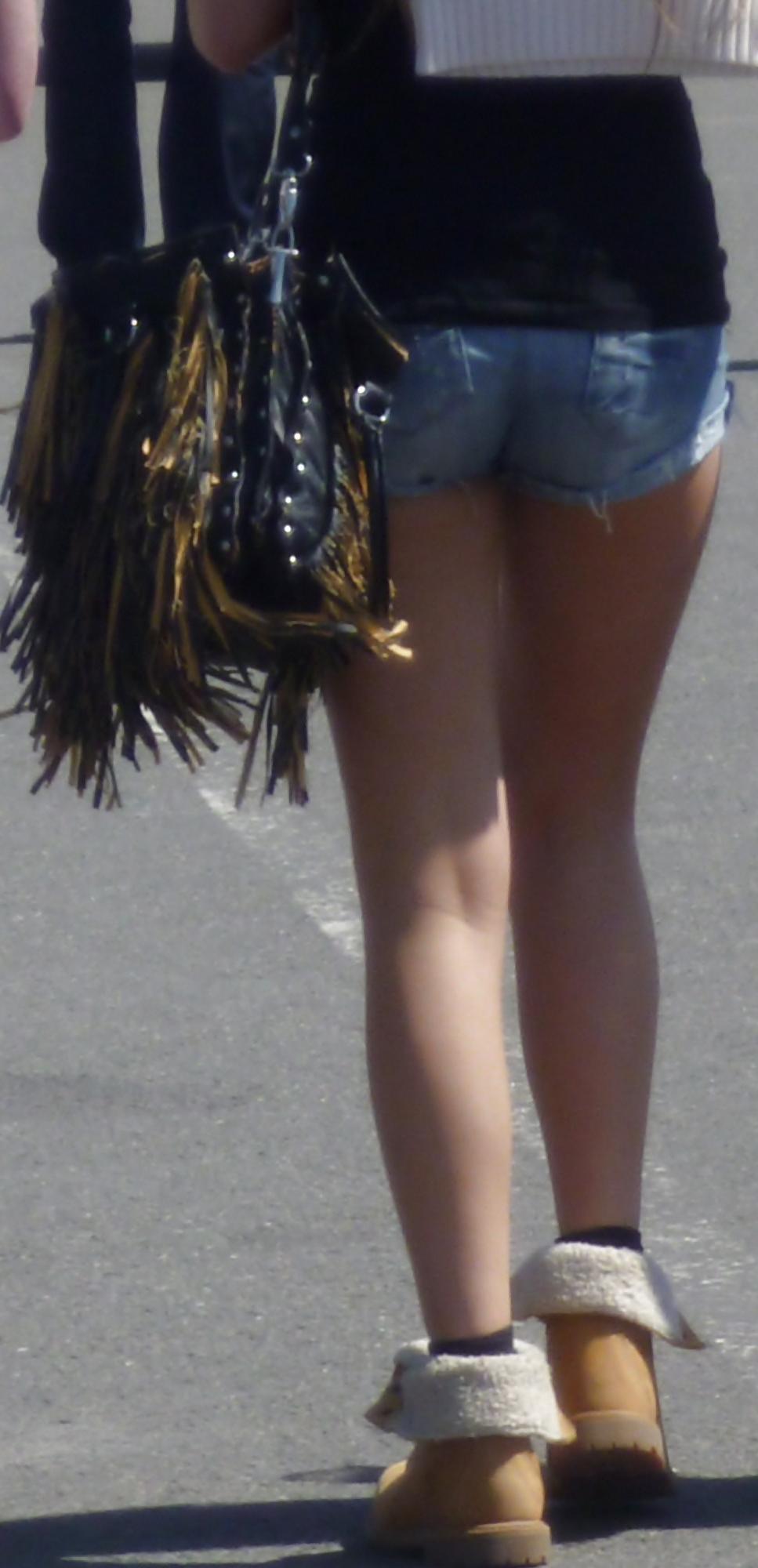 25P Sluts in little hotpants! 5
