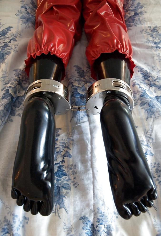 14P Latex foot fetish