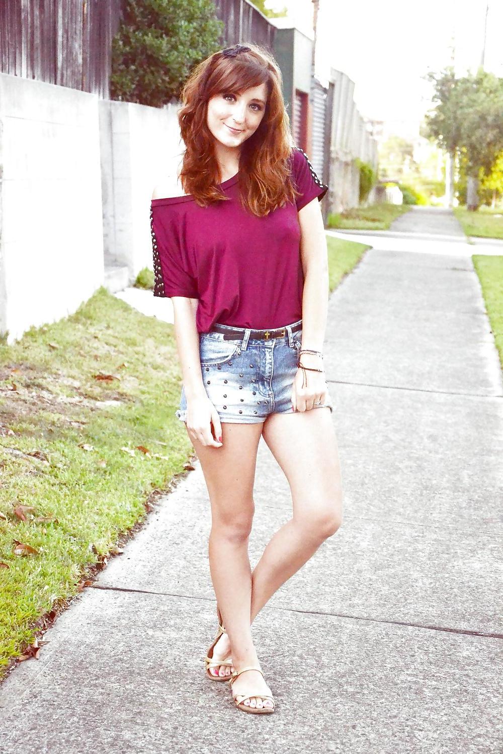 20P French bloggers Mode with sexy legs 9