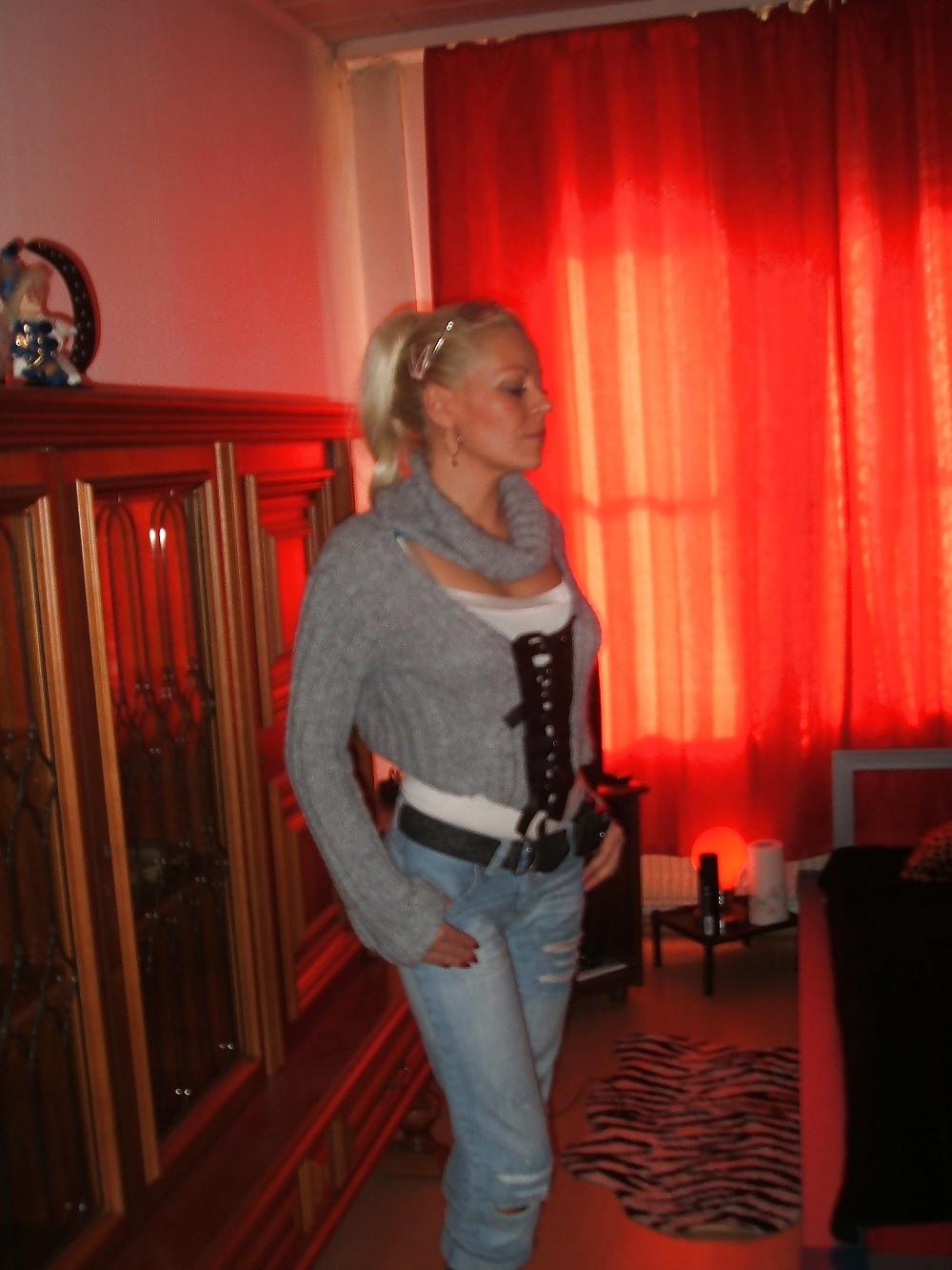 25P Milf in Sexy Lingerie Shows Her Gorgeous Body