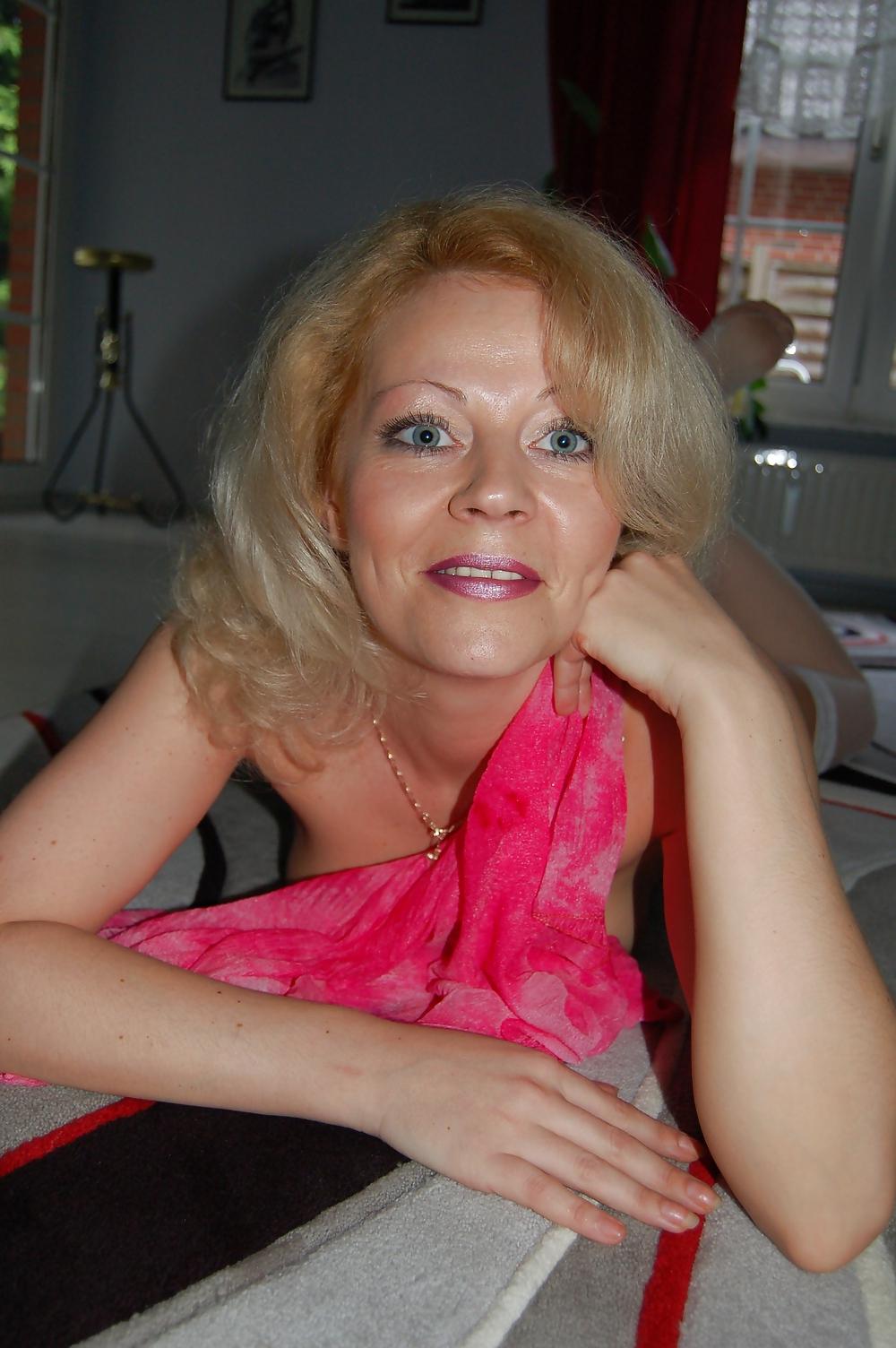 25P Milf in Sexy Lingerie Shows Her Gorgeous Body (part2on2)