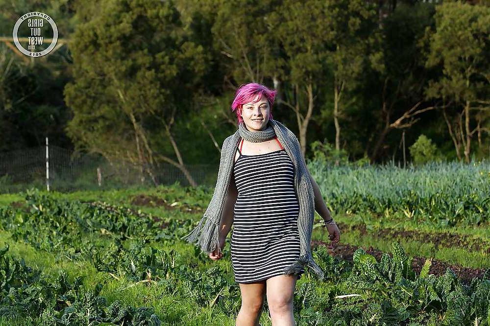16P Pink haired amateur exposing her beaver outdoors