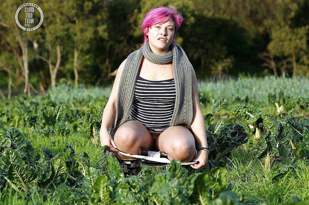 16P Pink haired amateur exposing her beaver outdoors