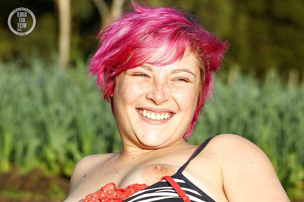 16P Pink haired amateur exposing her beaver outdoors