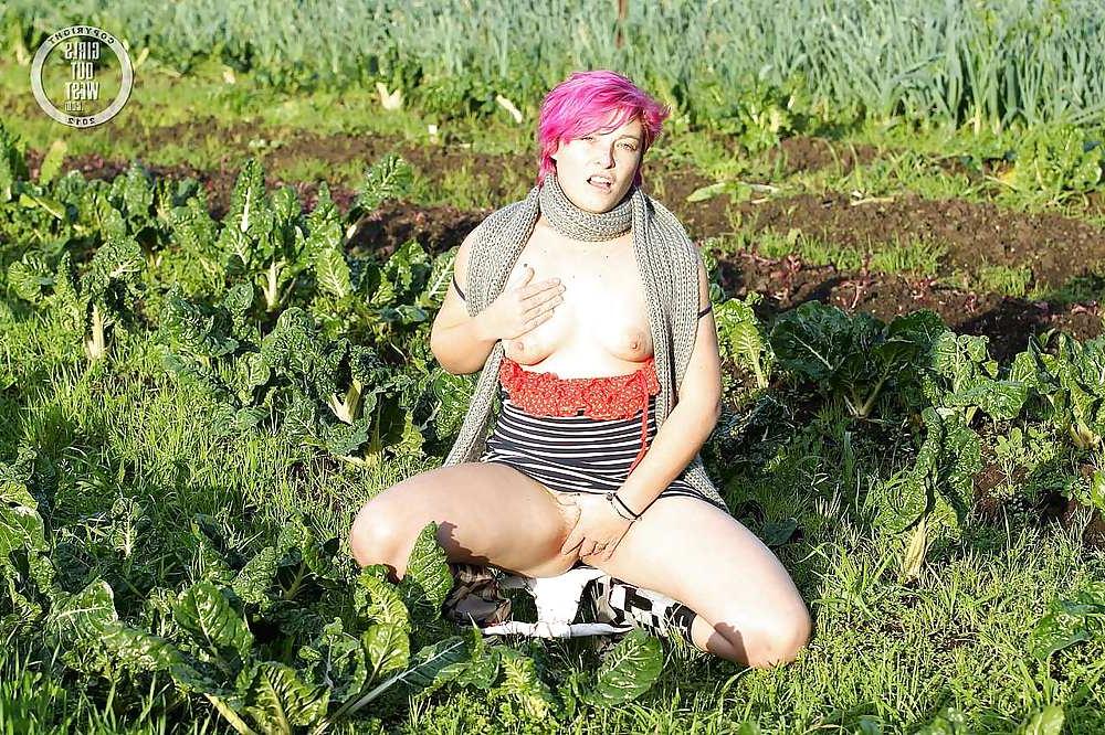 16P Pink haired amateur exposing her beaver outdoors