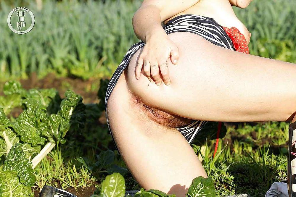 16P Pink haired amateur exposing her beaver outdoors