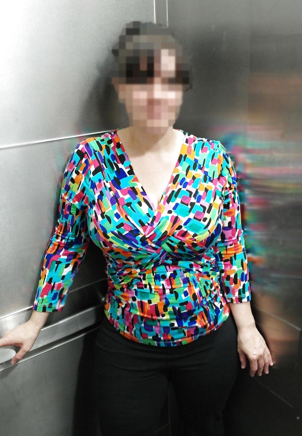 6P Mom flashing her blue bra in elevator