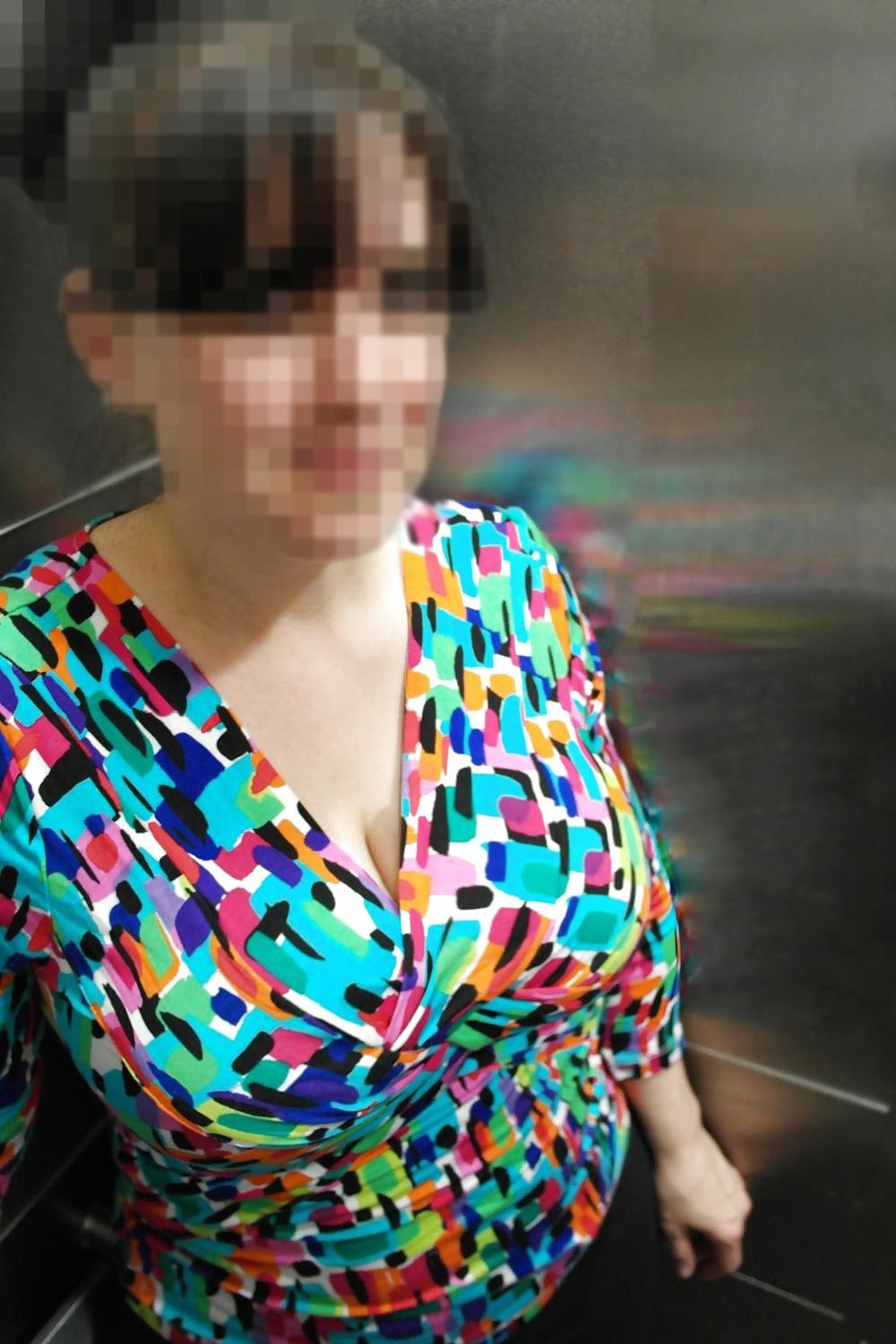 6P Mom flashing her blue bra in elevator