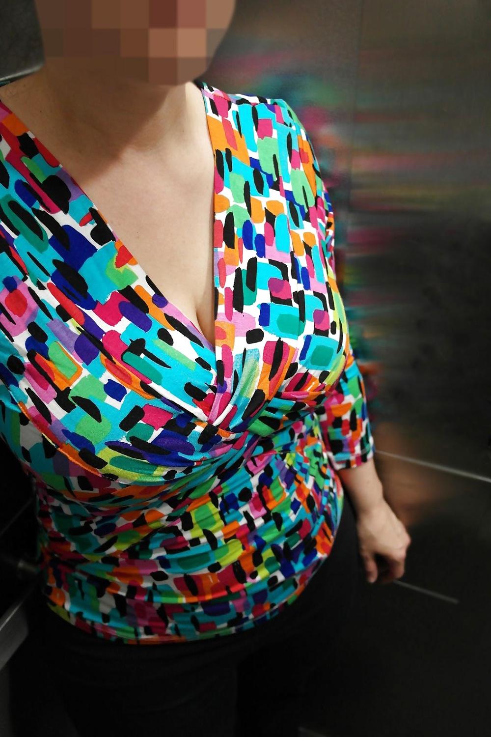 6P Mom flashing her blue bra in elevator