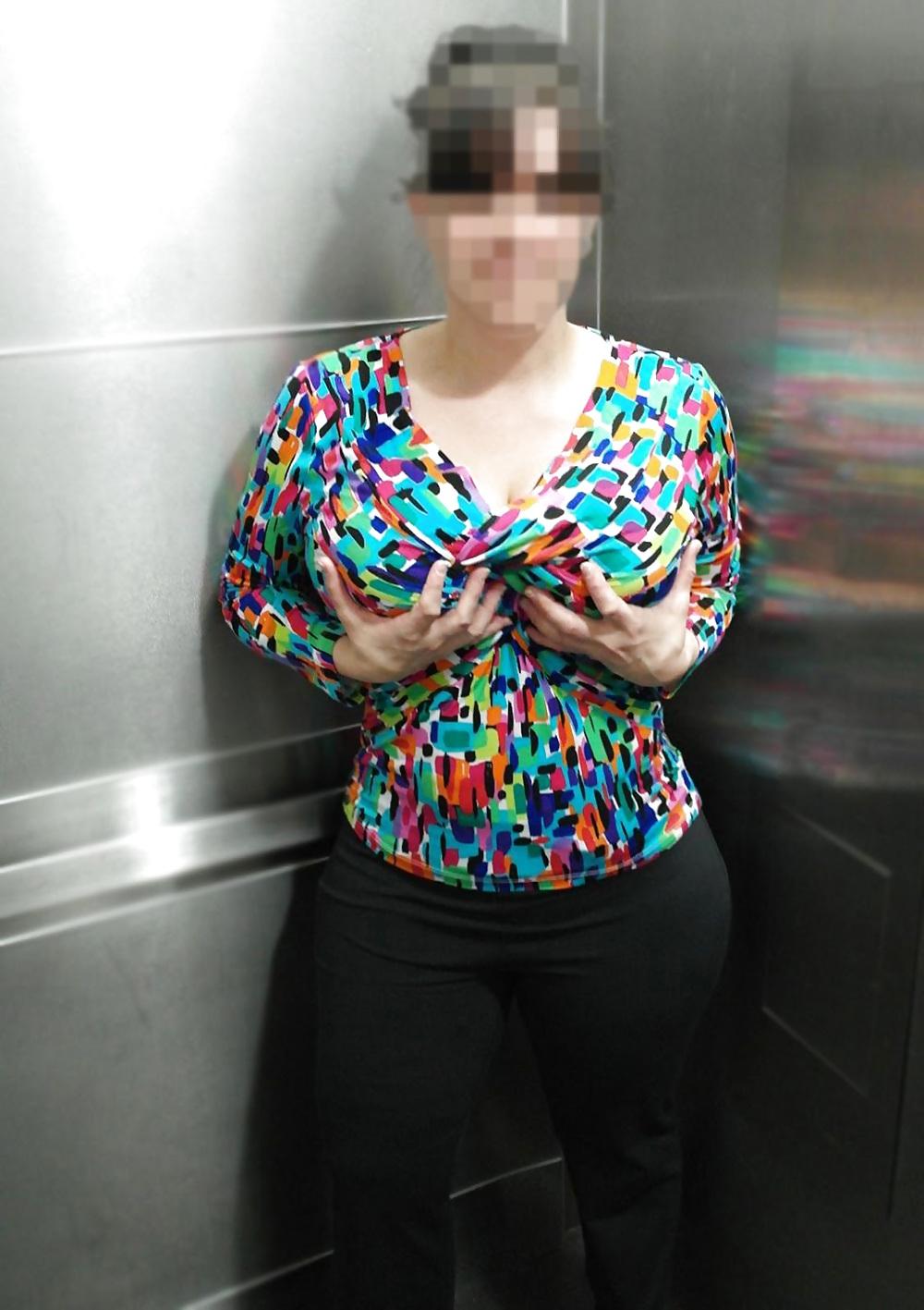 6P Mom flashing her blue bra in elevator