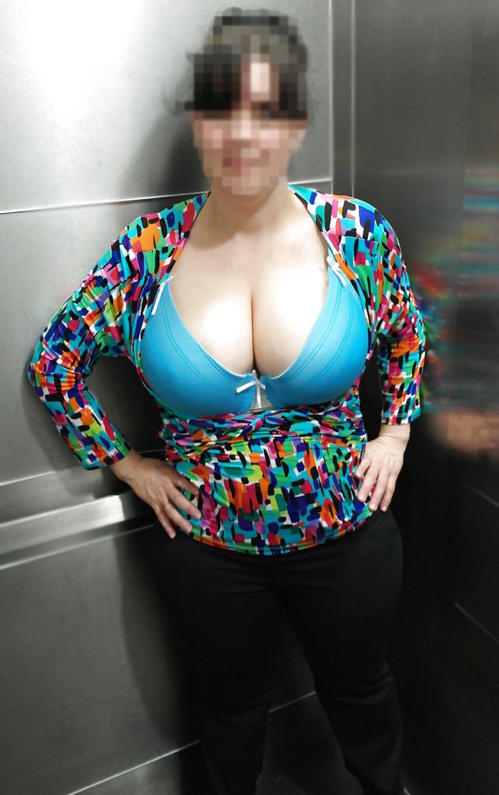 6P Mom flashing her blue bra in elevator