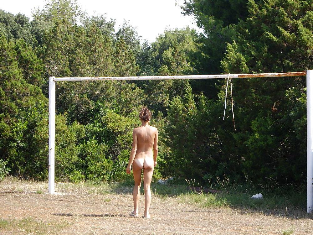 21P Nackt am Fussballplatz