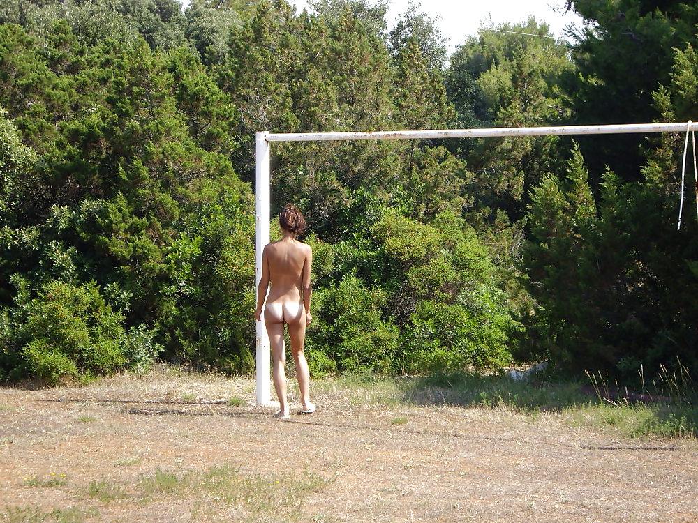 21P Nackt am Fussballplatz