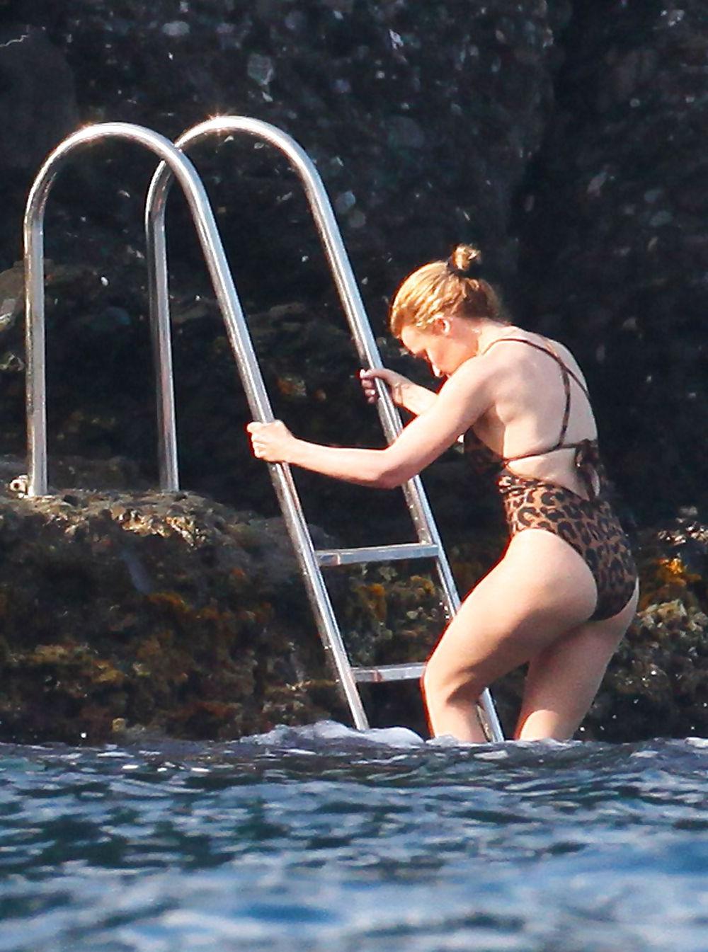 25P Kylie Minogue hot ass in swimsuit