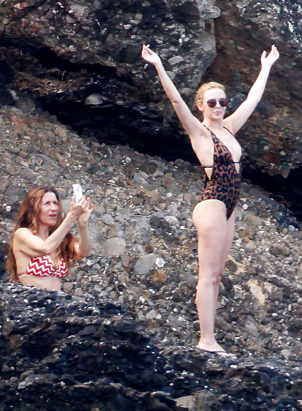 25P Kylie Minogue hot ass in swimsuit