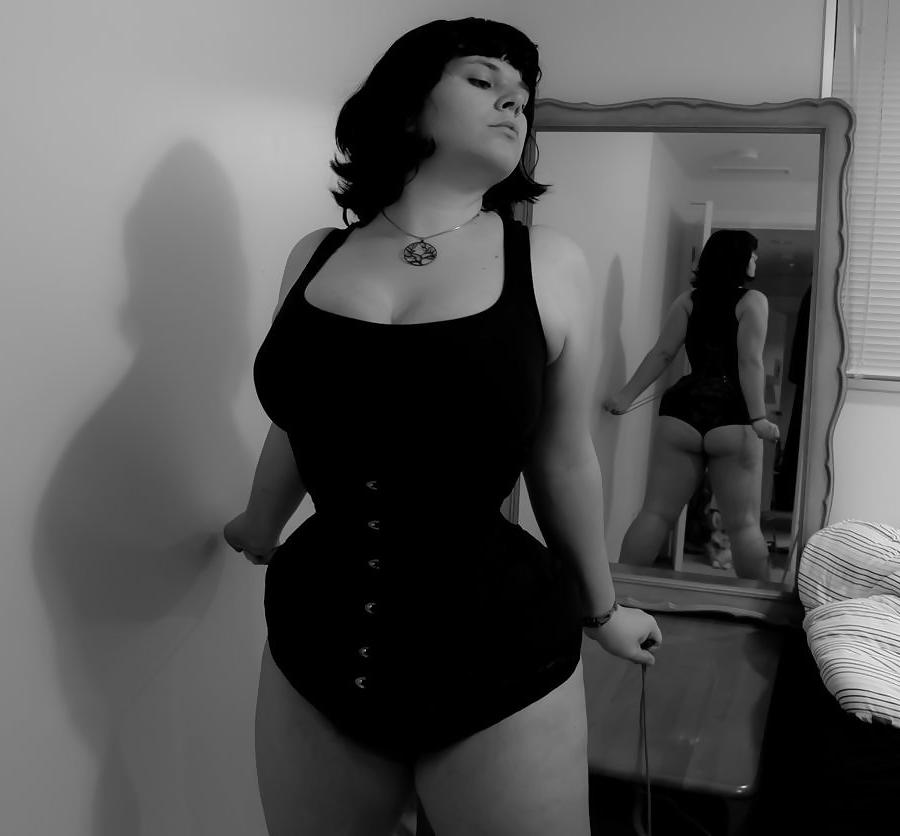 25P Curvy Corsetted Cosplayer 'Underbust'