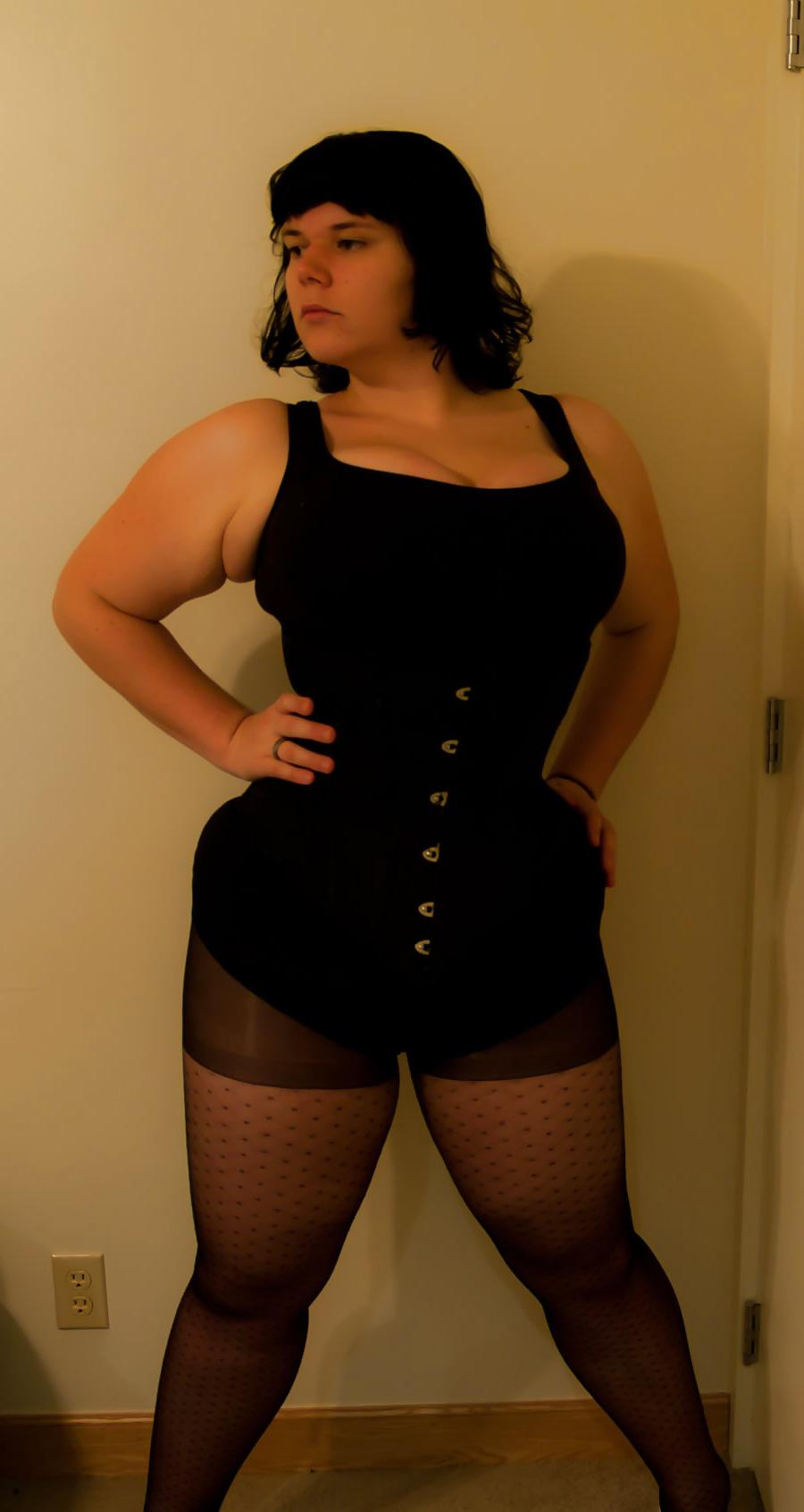 25P Curvy Corsetted Cosplayer 'Underbust'