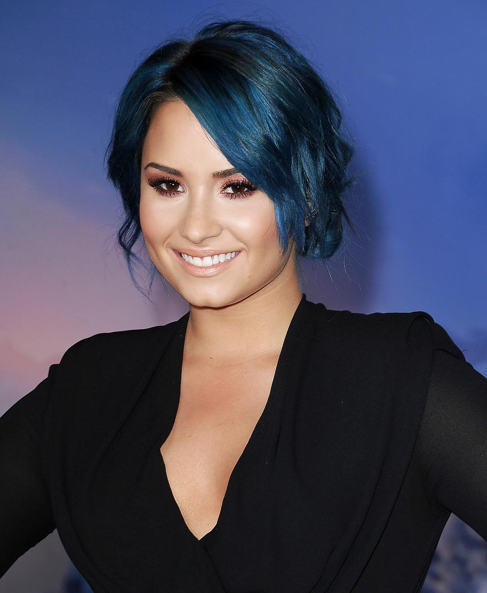 25P Demi Lovato with blue hair and business style