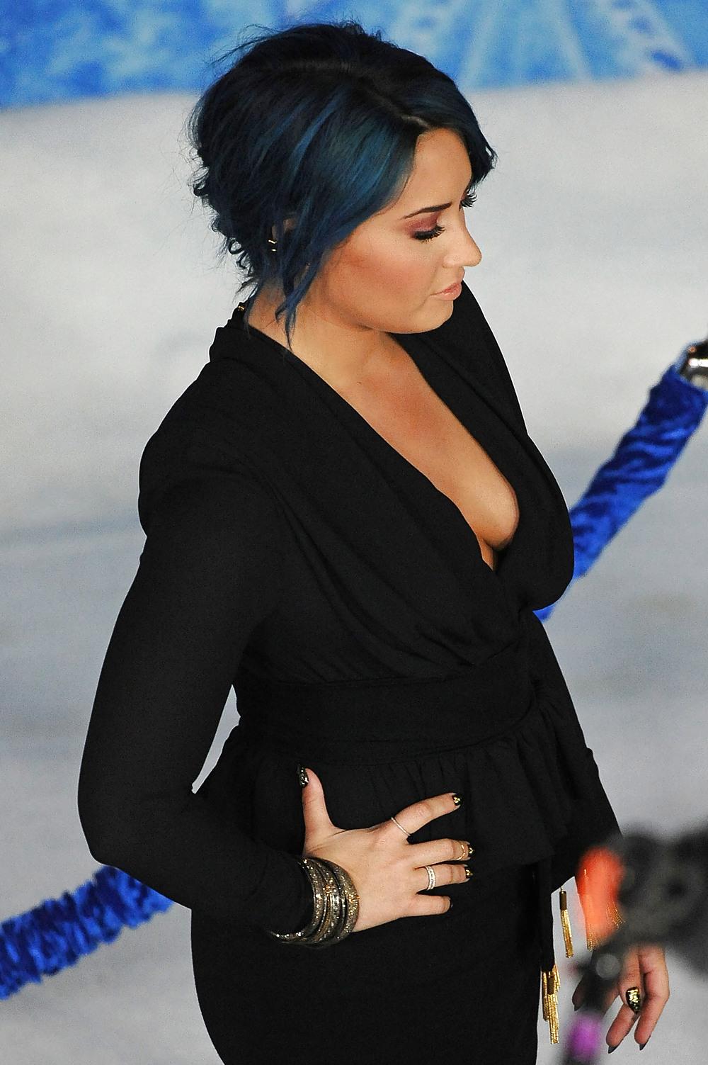 25P Demi Lovato with blue hair and business style