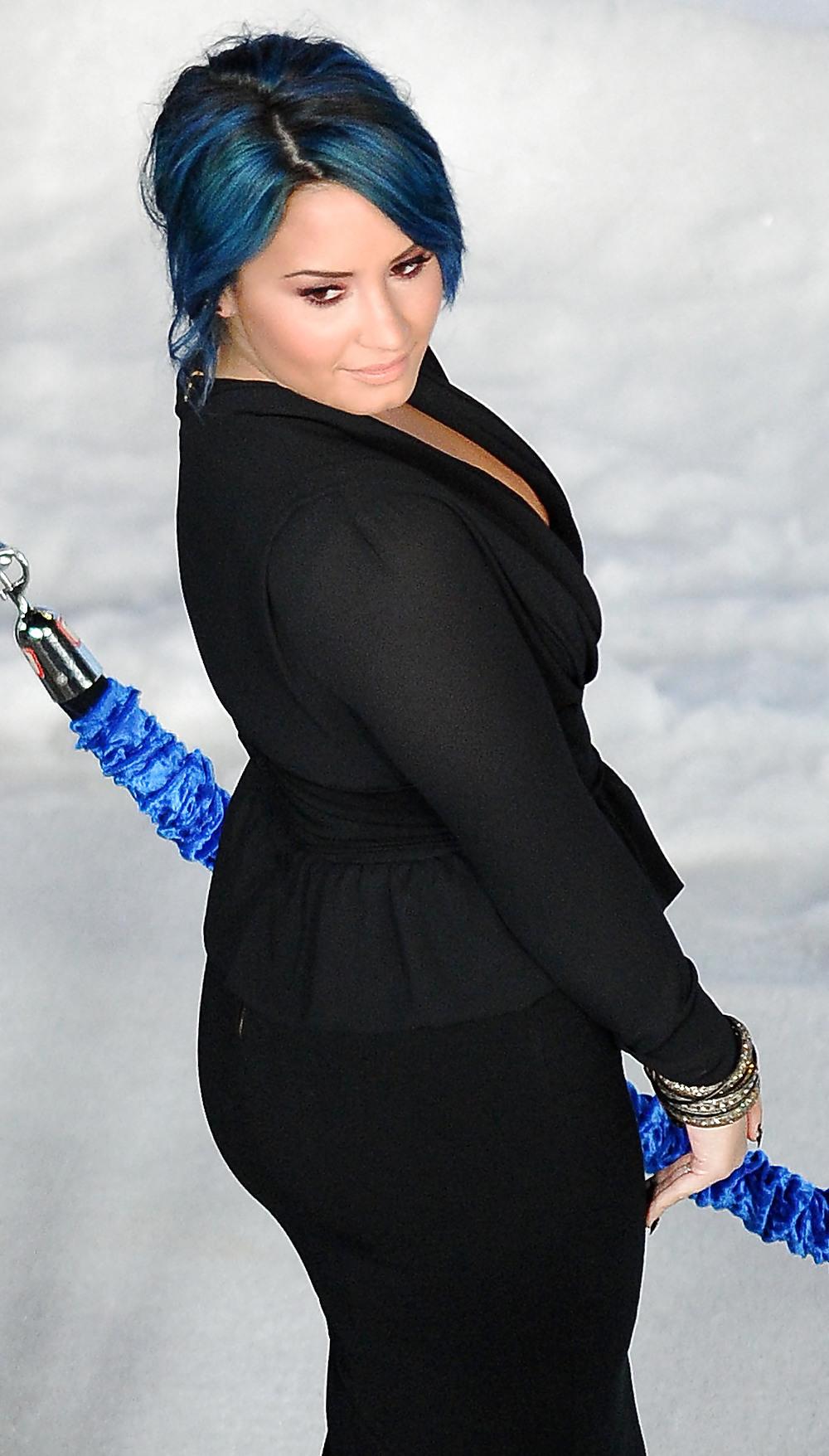 25P Demi Lovato with blue hair and business style