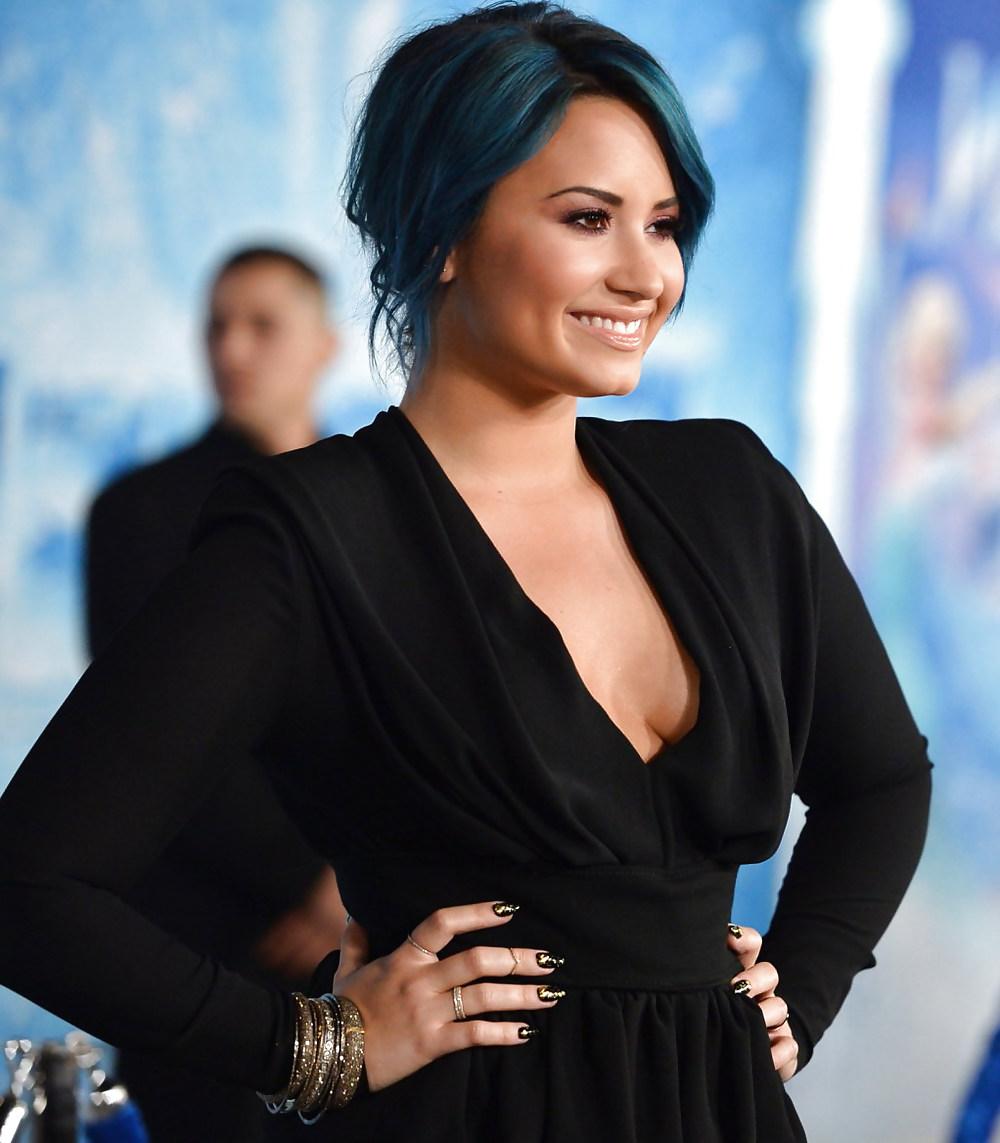 25P Demi Lovato with blue hair and business style