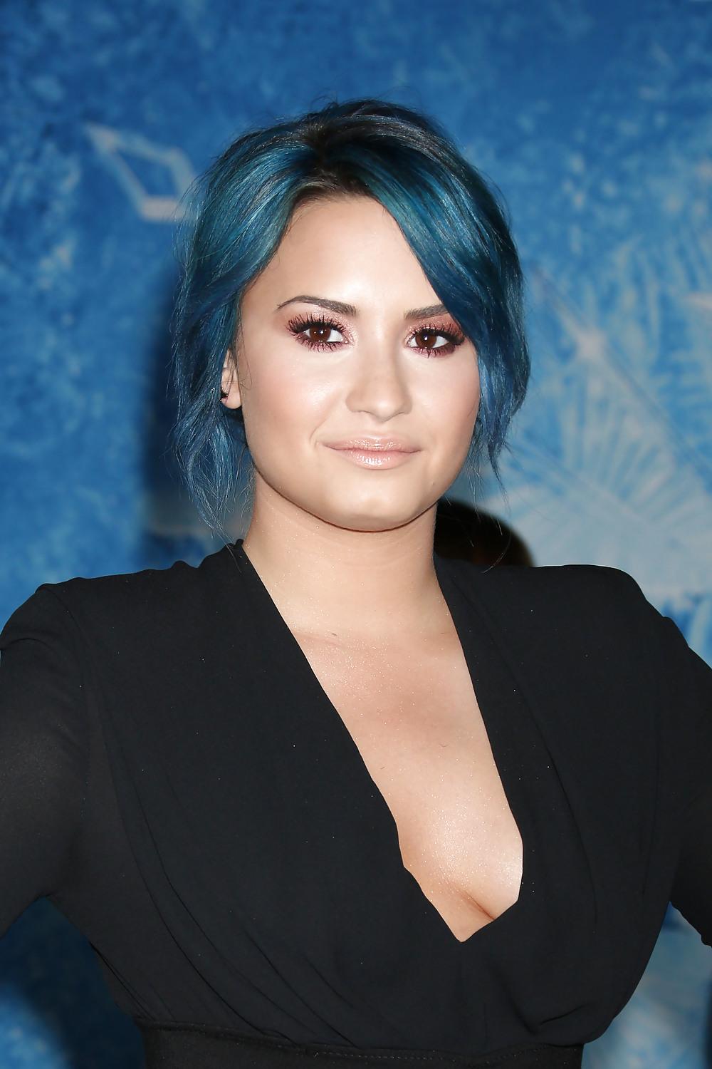 25P Demi Lovato with blue hair and business style
