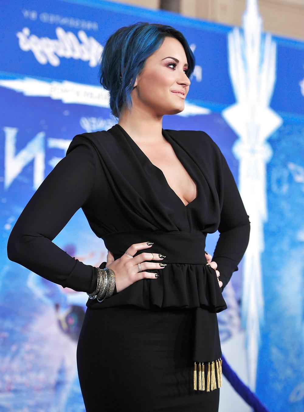 25P Demi Lovato with blue hair and business style